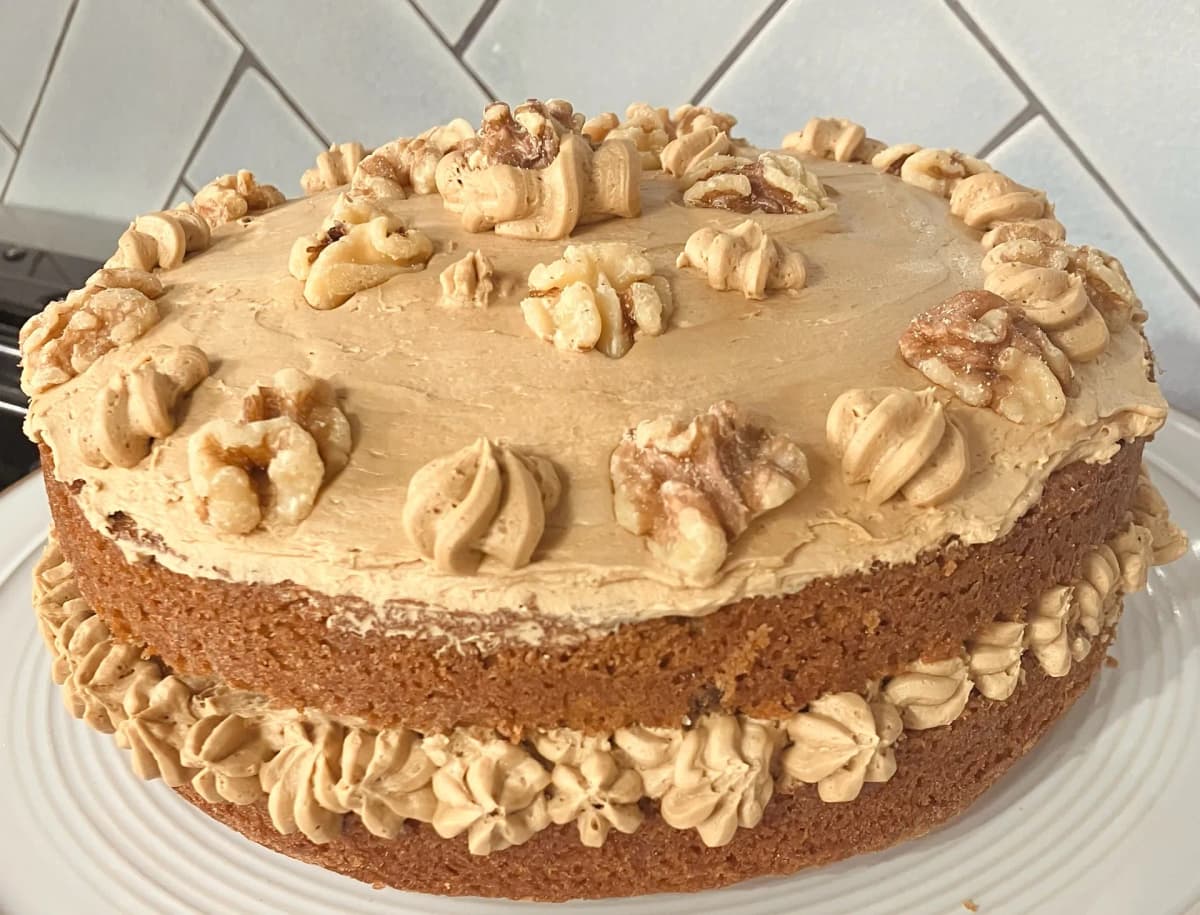 Coffee and walnut cake - whole