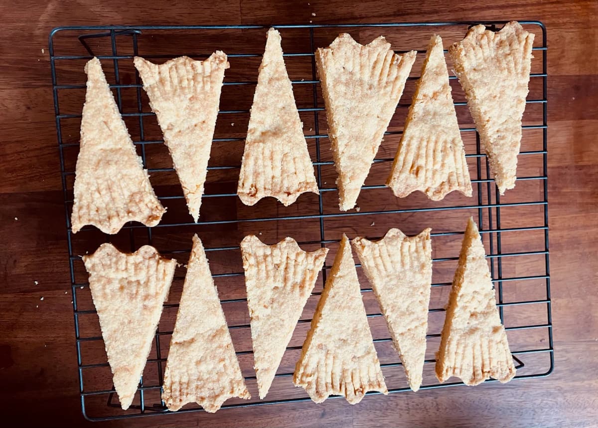 Shortbread triangle round of 12 biscuits